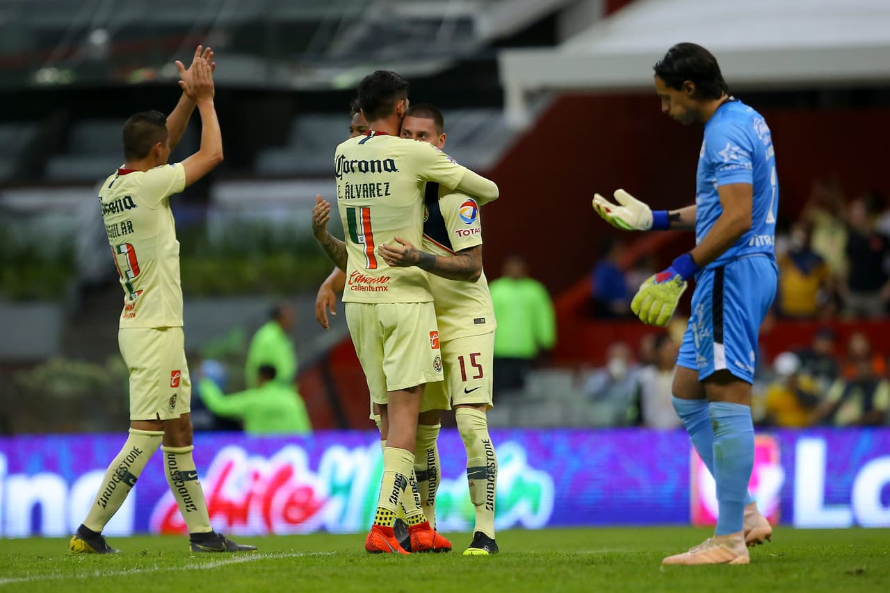 El chileno Nicolás Castillo (15) logró romper con su mala suerte y al minuto 83 anotó el 2-0 para las Águilas.