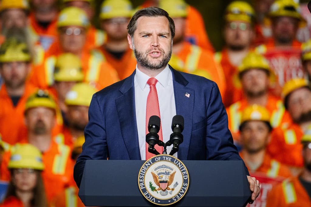 JD Vance hace campaña en la planta siderúrgica de Ohio donde trabajaba su abuelo