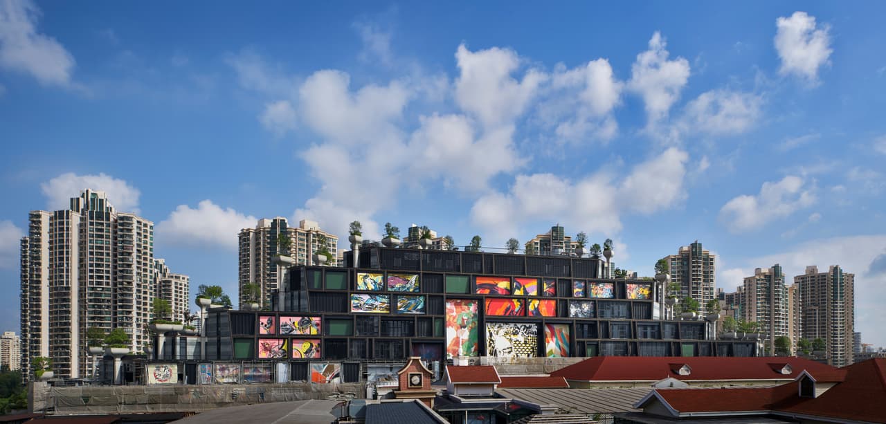 "Se procuró que la vegetación encima de las columnas funcionara como una extensión visual del parque aledaño", apuntan desde el estudio. Las columnas dispuestas en forma de rejilla ortogonal emergen del edificio, formando montañas e inclinándose hacia el parque y el distrito artístico aledaños.