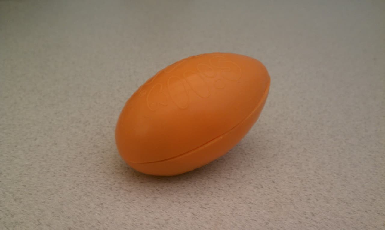 <h3 class="cms-H3-H3">19. Silly Putty</h3>
<br>
<br>Durante la Segunda Guerra Mundial, el ejército de Estados Unidos necesitaba urgentemente caucho para la producción de máscaras antigás, botas y componentes para vehículos. 
<br>
<br>James Wright, ingeniero de General Electric, estaba tratando de crear un compuesto de caucho sintético a partir de silicona, pero en su lugar creó una sustancia elástica con la que a sus colegas les encantaba jugar. Por lo demás, la sustancia era inútil hasta que la propietaria de una tienda de juguetes llamada Ruth Fallgatter comenzó a venderla. Se vendió bien y, finalmente, su asesor de marketing comenzó a empaquetarlo en huevos de plástico transparente y lo llamó Silly Putty.
<br>