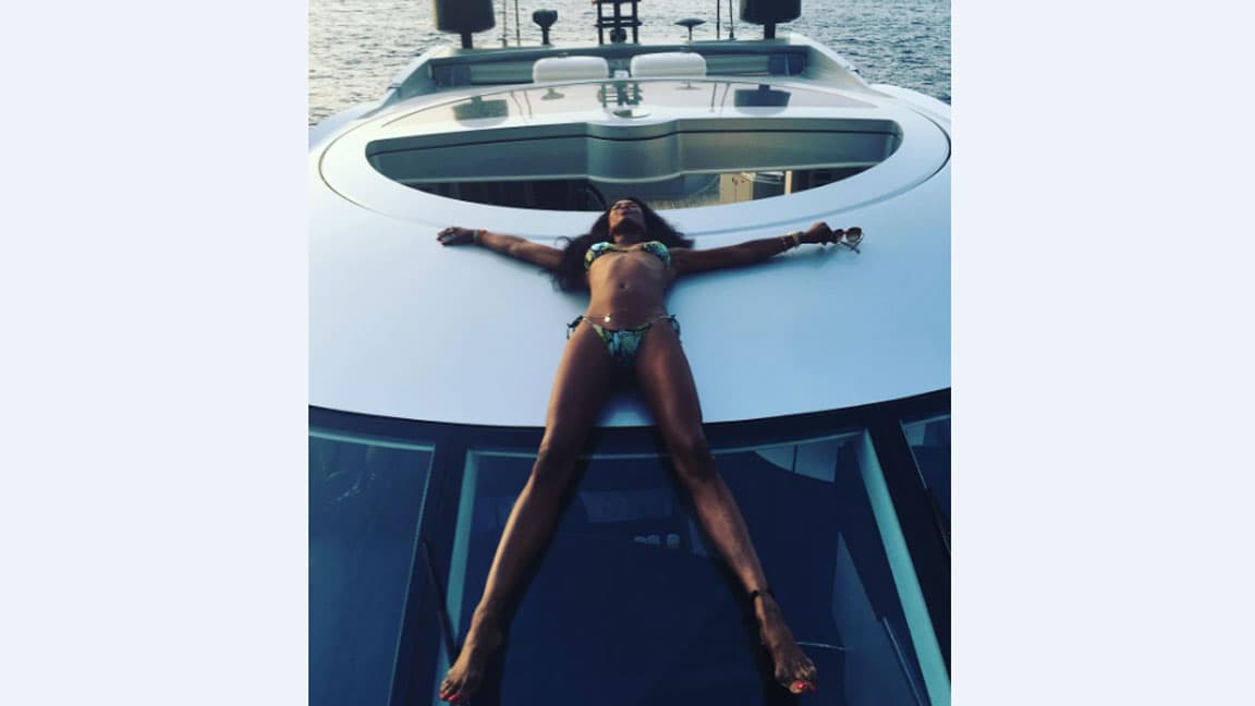¡Calor! Naomi Campbell disfruta con mucho lujo y sensualidad su fin de semana, ¿envidia?