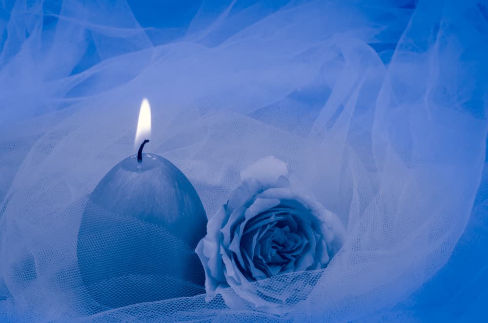 En las velas el color azul tiene otros muchos significados y poderes más que la tranquilidad y que puedes invocar para que te ayuden en determinados momentos y situaciones complicadas.
