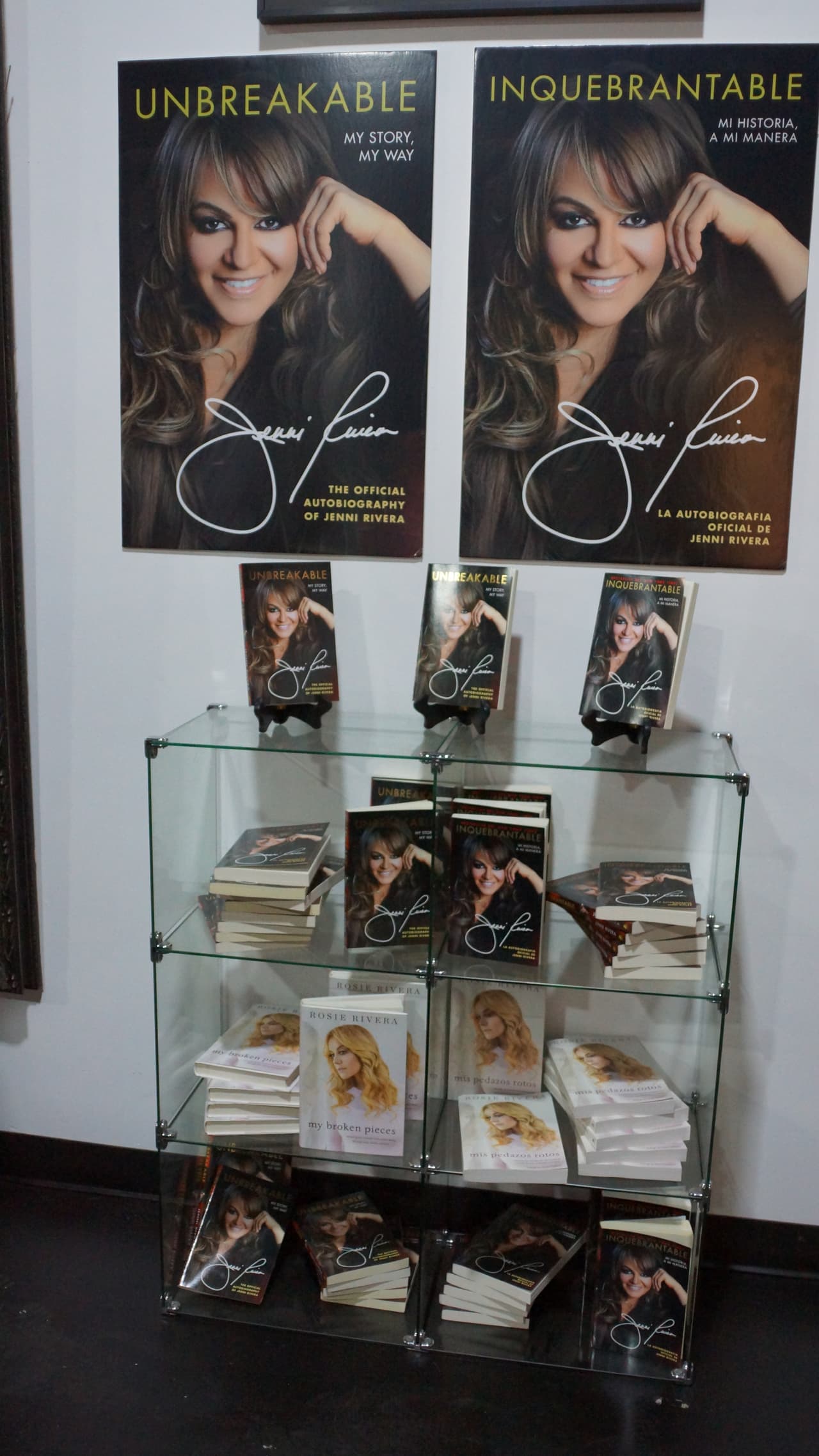 El libro 'Inquetbrantable', así como videos también se exhiben y están a la venta.