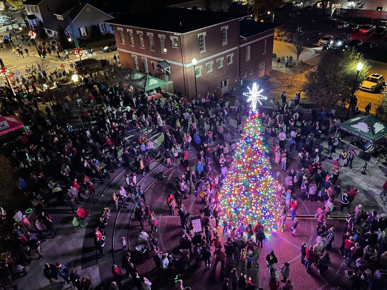 <b><a href="https://www.wakeforestnc.gov/meetings-events/lighting-wake-forest">Lighting of Wake Forest (2 de diciembre)</a></b>. La ceremonia de este año comenzará con actuaciones musicales de grupos locales seguidas por el encendido de un árbol de Navidad de 20 pies y la emocionante llegada de Papá Noel en un camión de bomberos de Wake Forest.