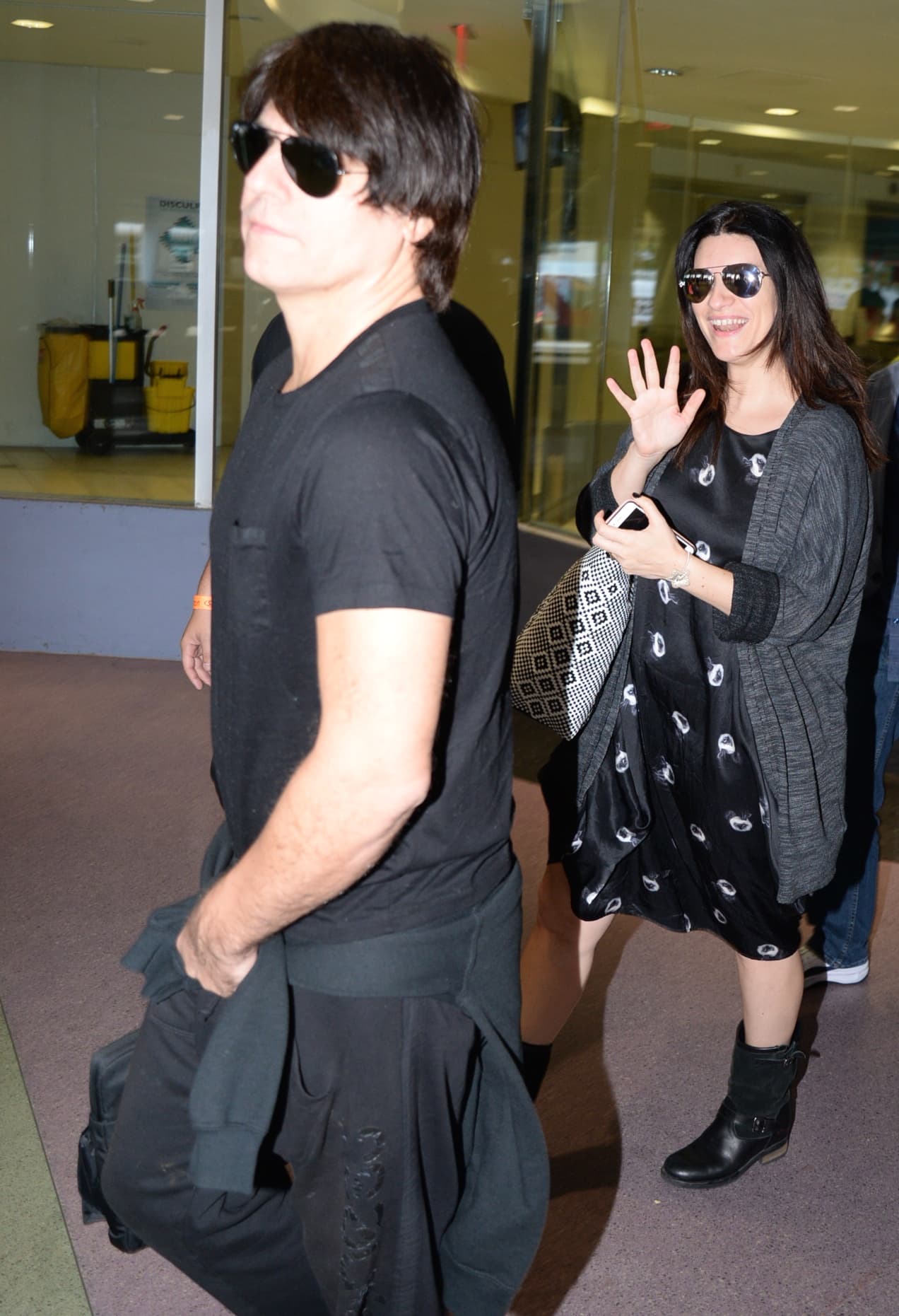 A pesar de haber tenido varias horas de vuelo, la diva lució relajada y contenta ante las cámaras.