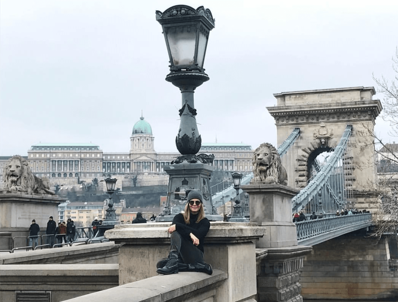 "Mini París" fue como tituló esta fotografía la conductora pues, a su parecer, Budapest es idéntica a la 'Ciudad Luz'. Sobre la invasión a su vida privada, Montserrat ya está trabajando junto a la polícia cibernética para ver quién filtró dichas imágenes a las redes sociales.