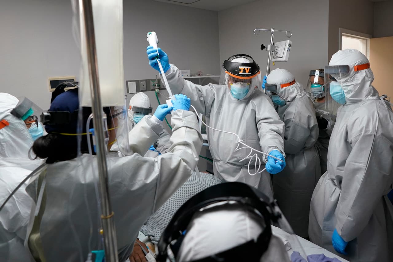 El Dr. Joseph Varon durante un procedimiento médico en la unidad de covid-19 junto a su equipo. "Vamos a llegar a los niveles de Italia, España o Nueva York hace solo un par de meses", dijo a la agencia AP. Varon preside la junta de médicos de Centro Médico United Memorial, un pequeño hospital del norte de Houston.
<br>
