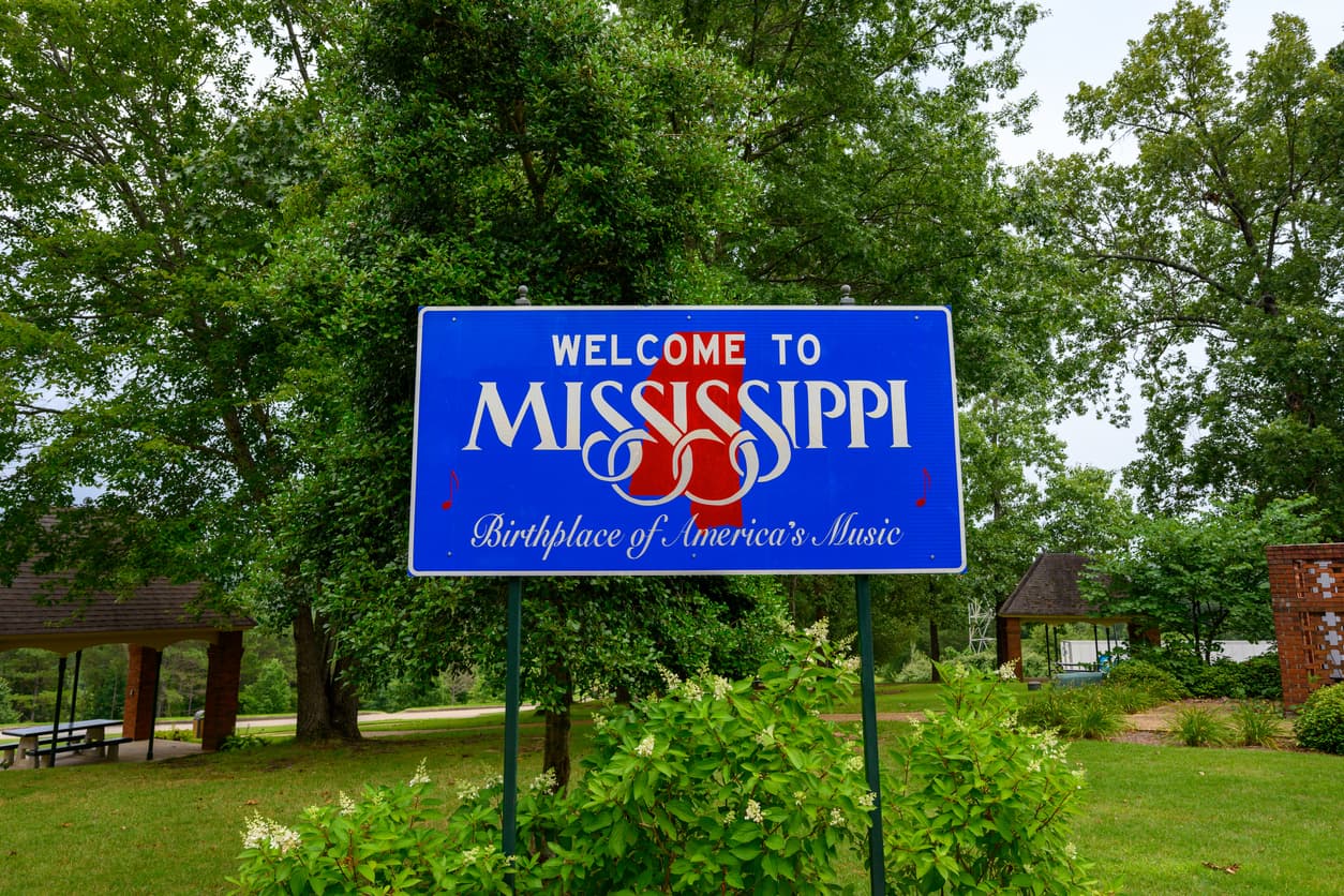 <h3 class="cms-H3-H3">7. Mississippi</h3>
<br>
<br>📌Puntuación de agotamiento: 6.3
<br>📌Tiempo de trabajo por semana: 39 horas 18 minutos
<br>📌Promedio salario anual: $54,000
<br>📌Promedio tiempo de viaje de ida: 25 minutos
<br>📌Búsquedas anuales en Google de “burnout”: 2,420
<br>