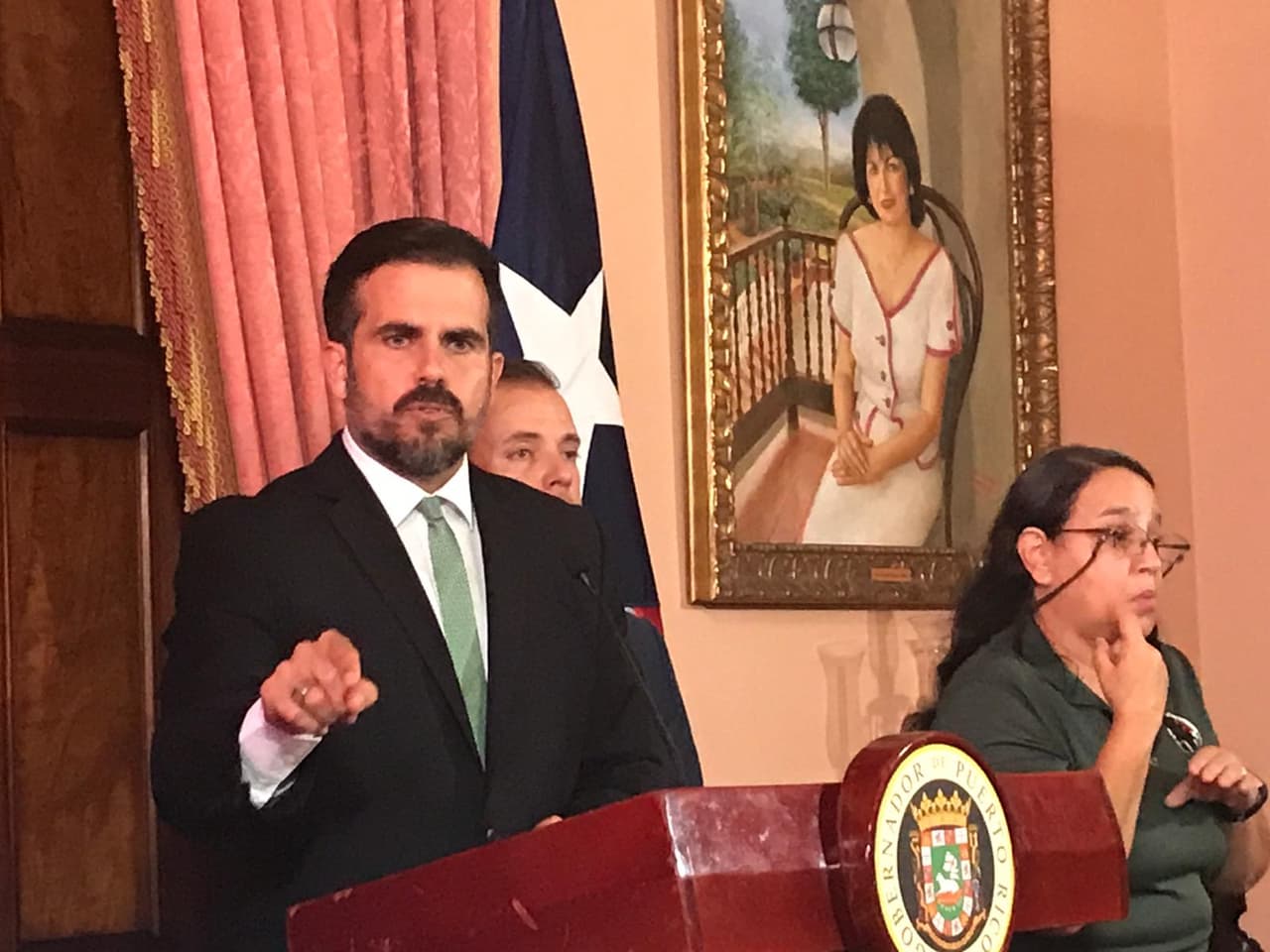 El gobernador fue enfático en una rueda de prensa este martes cuando aclaró que no va a renunciar y "va a continuar trabajando por el pueblo de Puerto Rico", dijo en una rueda de prensa.