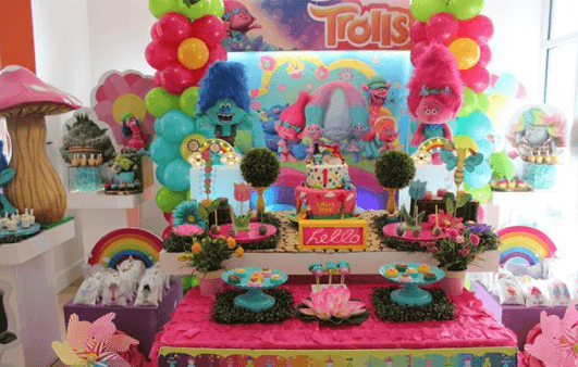 La celebración giró en torno a la temática de la película 'Trolls', por lo que la mesa de dulces y la decoración eran muy coloridas.