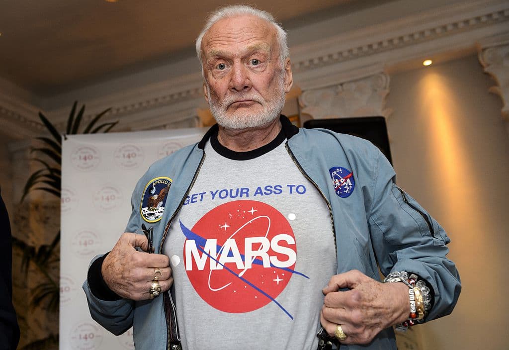 El astronauta Buzz Aldrin está estable tras ser evacuado de la Antártida por problemas de salud