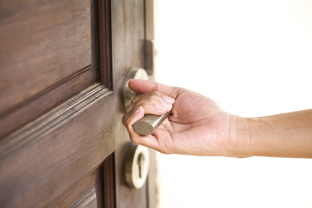 Podemos compararlo a lo siguiente: si vas a abrir una puerta y tienes la llave, la puedes abrir fácilmente. Si no la tienes, pero necesitas abrirla, entonces deberás forzarla, quitar los goznes, emplear más fuerza hasta que finalmente logres tu propósito. 
<br>
<br>Por Profesor Zellagro