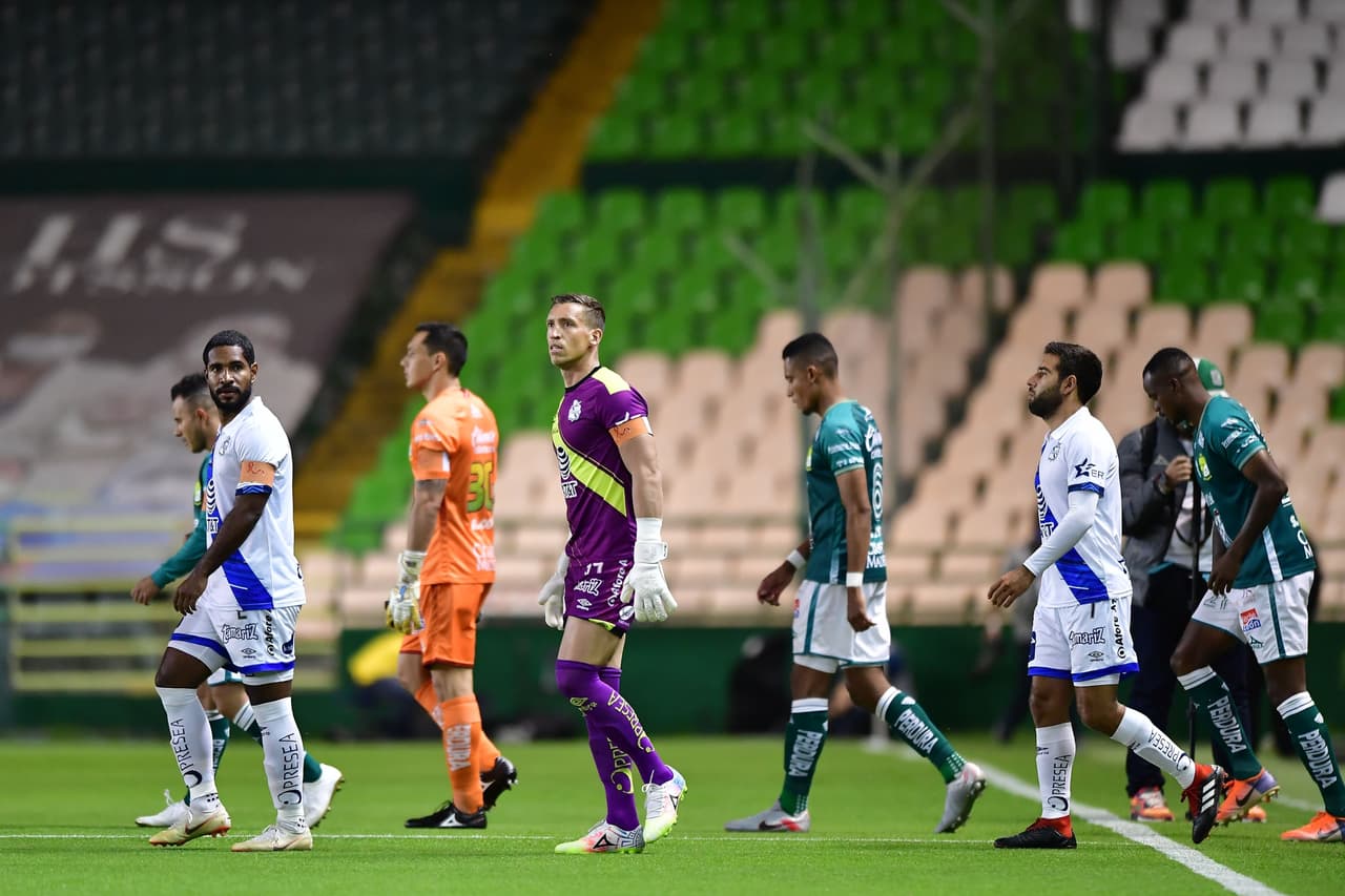 Maximiliano Perg (5’) clavó un autogol que adelantó al León y Ángel Mena (30’) creció la ventaja. George Corral salió expulsado a los 51’ de juego.