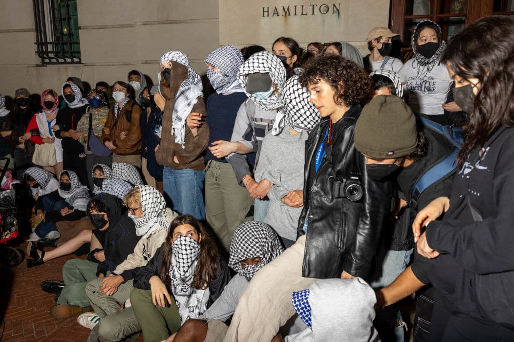 Manifestantes propalestinos toman un edificio en la Universidad de Columbia tras anuncio de suspensiones