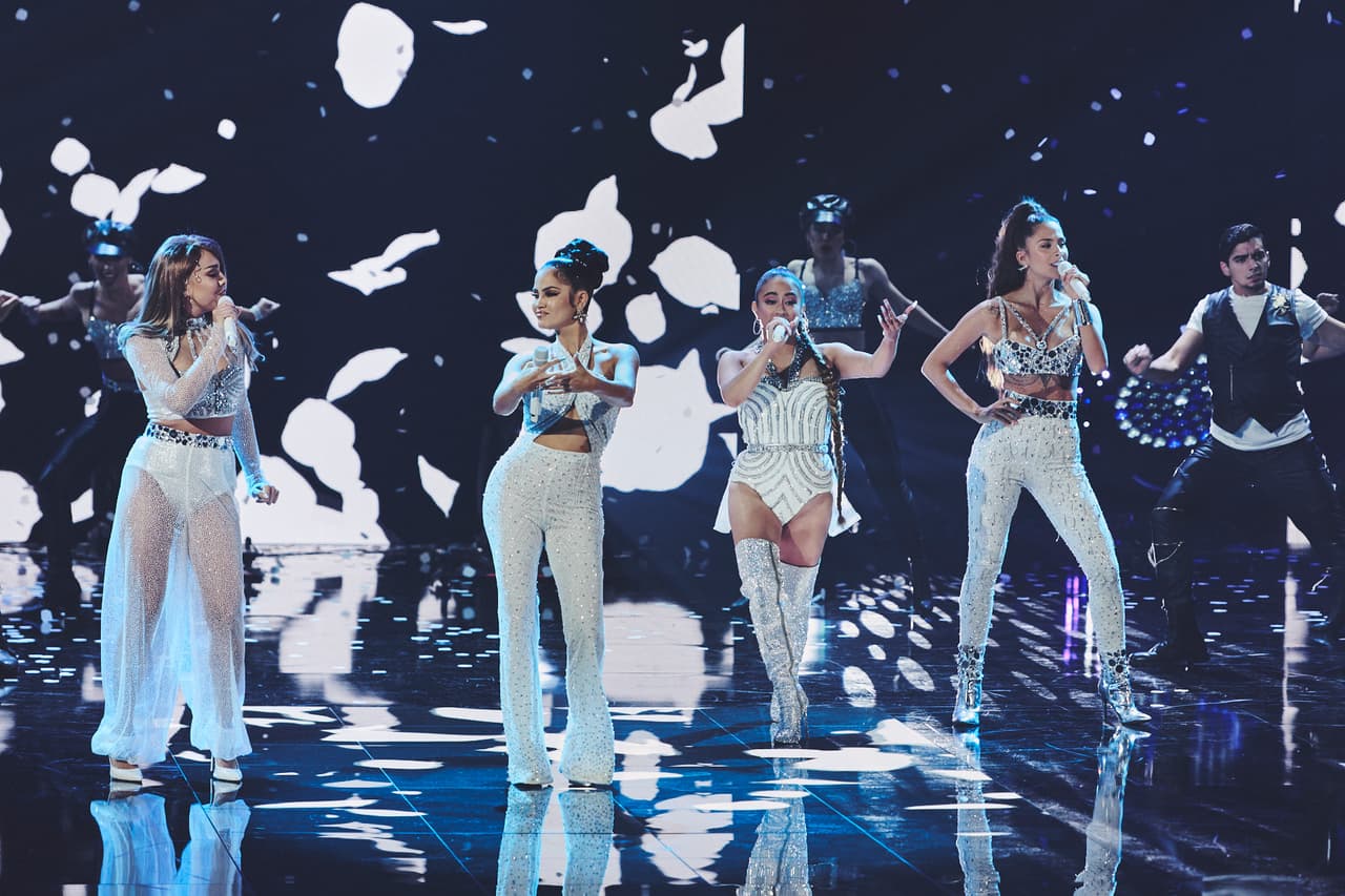 Vistiendo de blanco, haciendo un giño a la moda que impuso Selena, Danna Paola, Natti Natasha, Ally Brooke y Greeicy interpretaron ‘Como la flor’, ‘Carcacha’, ‘Techno cumbia’, ‘Baila esta cumbia’, ‘Amor prohibido’ y ‘Fotos y recuerdos’.