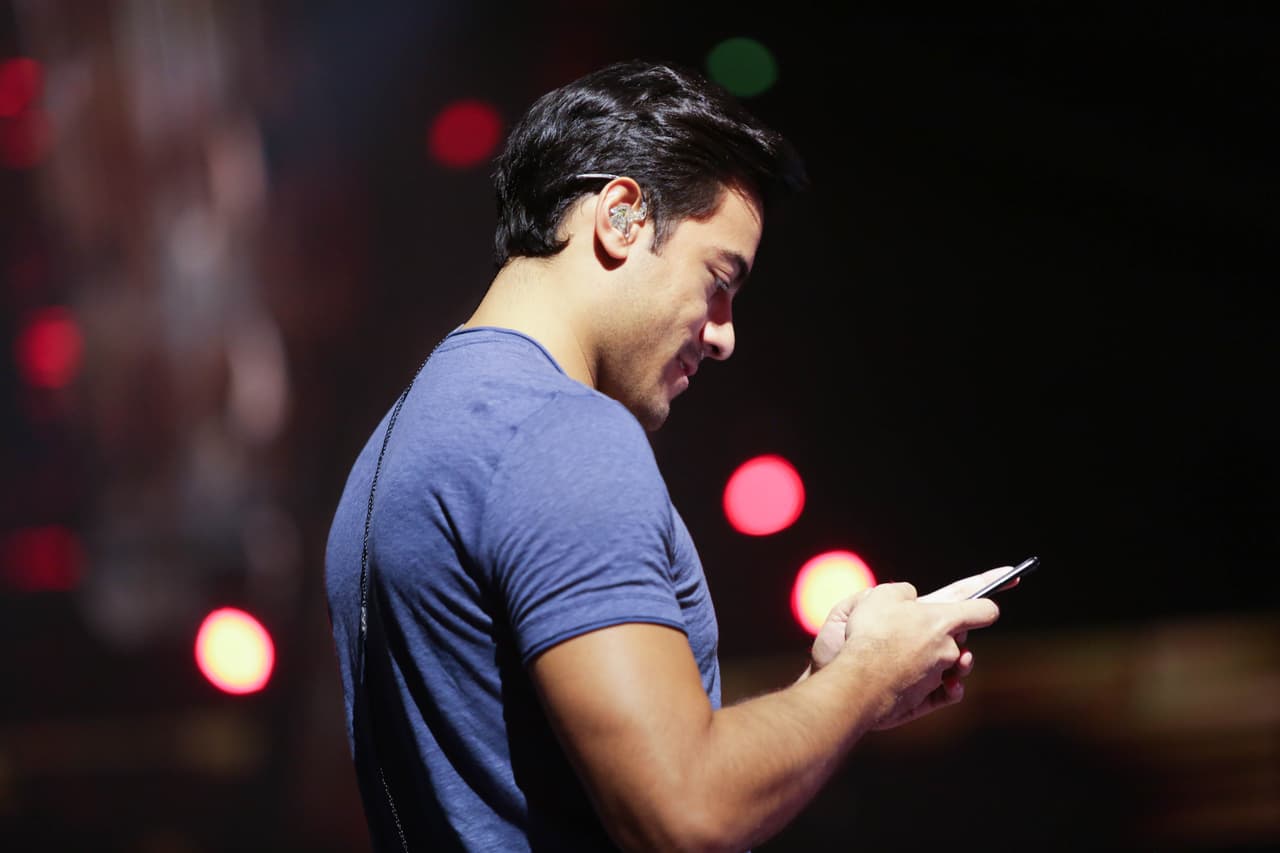 ¿A quién le manda un text? ¿Quién será la suertuda?