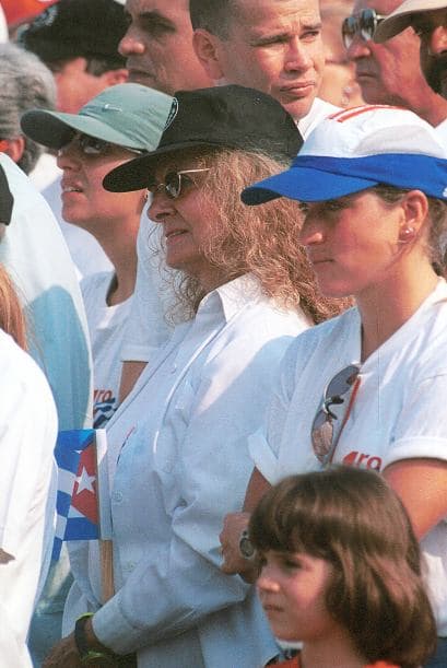 Dalia Soto del Valle escucha los discursos del 1 de mayo de 2002 en la Plaza de la Revoluciòn. Fidel Castro criticó a Amèrica Latina durante su discurso por "ser lacayos de los americanos".