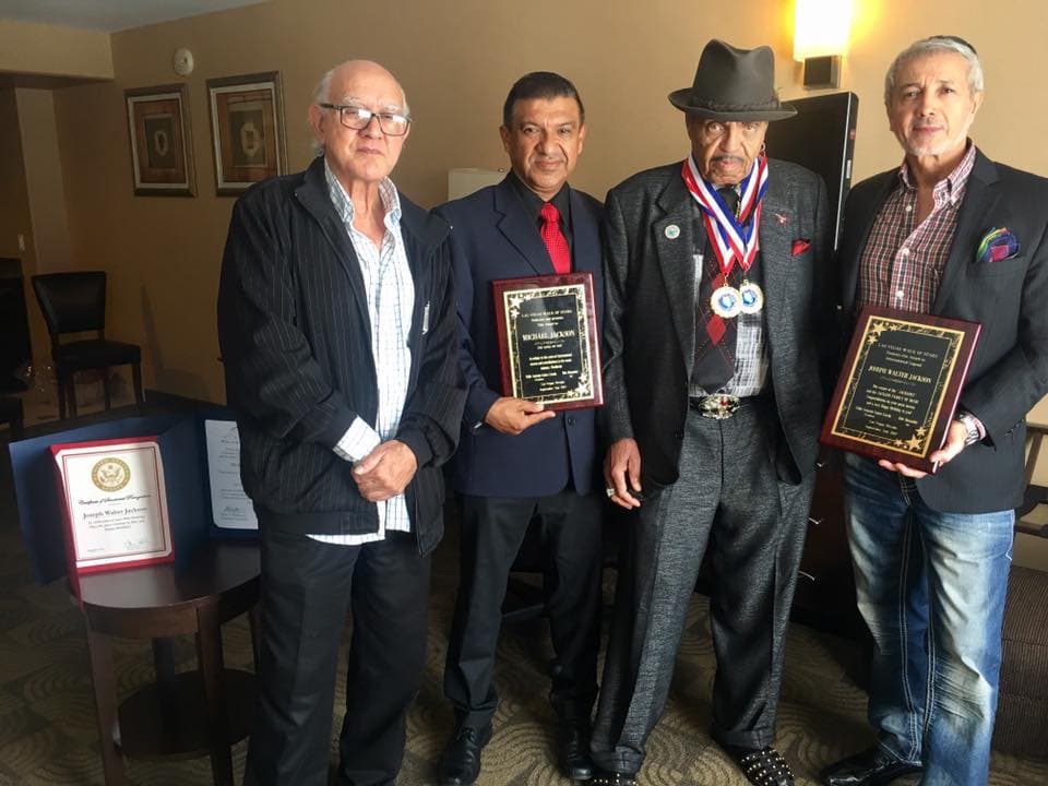 El padre del 'Rey del pop', Michael Jackson, el señor Joseph Jackson fue reconocido por autoridades de Las Vegas, Nevada, por su contribución a la cultura y a la difusión de la llamada ' Ciudad del juego'. El presidente del Paseo de la Fama de Las Vegas, Pablo Castro le hizo entrega de tales reconocimientos aprovechand los festejos de su cumpleaños 89.