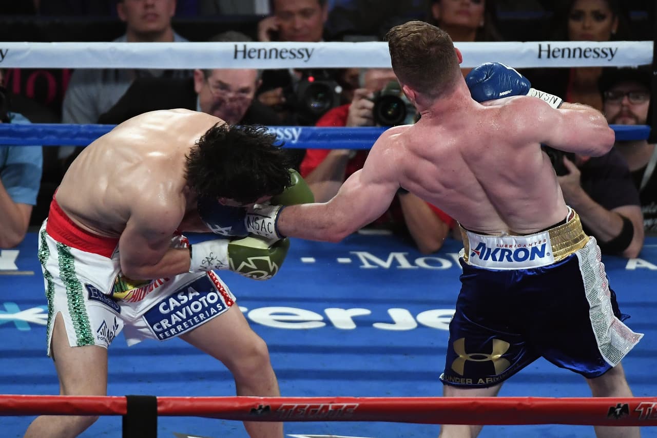 Te acercamos a los golpes que se dieron Saúl 'Canelo' Álvarez en contra de Julio César Chávez Jr., imágenes que te harán sentir en el ring.