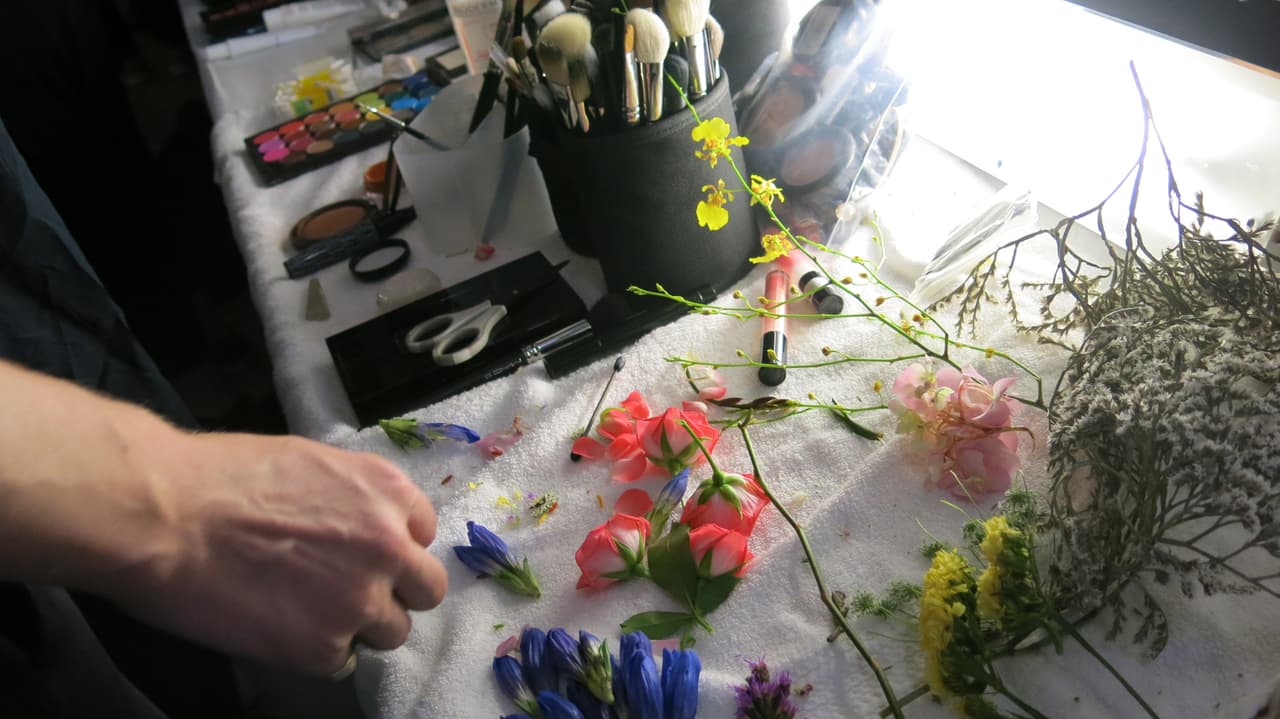 Los labios van con los lipglosses de la colección de James Kaliardos para MAC que estará disponible en enero del 2017. El color es muy natural.
<br>
