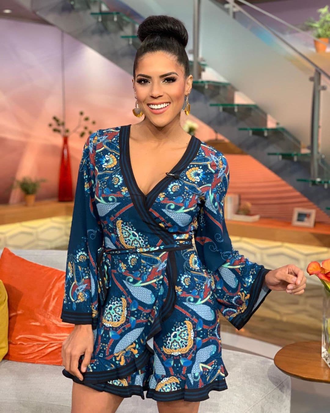 El estampado de pañuelo es una de las tendencias que llegará a la cima la próxima temporada. Las mangas acampanadas y el corte arriba de las rodillas son una excelente opción antes de que los días fríos se hagan presentes.