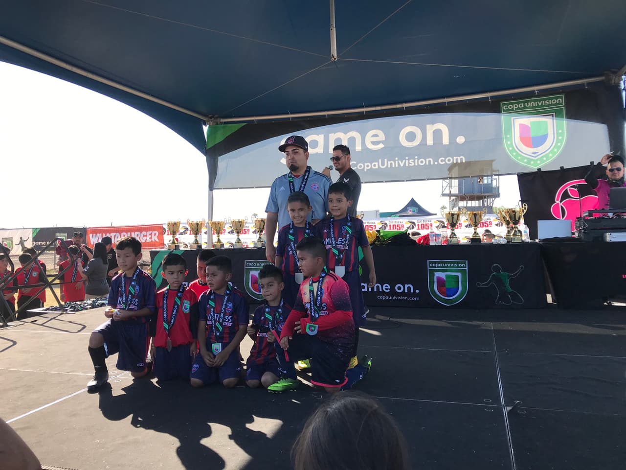 Más de 125 equipos de jóvenes participaron en este exitoso campeonato que promueve el deporte y el ejercicio. 
<br>