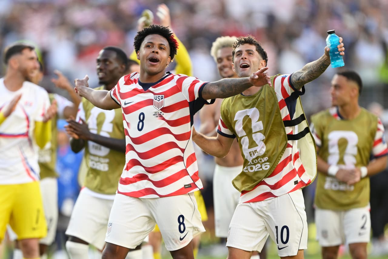 Los estadounidenses Weston McKennie (8) y Christian Pulisic (10) celebran la victoria en el partido de dieciseisavos de final de la Copa del Mundo entre Estados Unidos y Bosnia en Santa Clara, California, cerca de San Francisco, el miércoles 1 de julio de 2026.