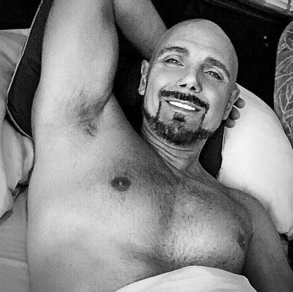 Y es que con ese cuerpazo y sus ojos verdes, cualquiera podría enamorarse de él.