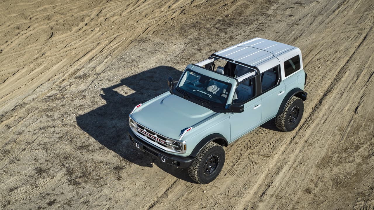 The four-door 2021 Bronco will have available removeable modular roof sections – left and right front panels, a full-width center panel and a rear section. Roof panels on both two- and four-door models can be easily removed by unlocking the latches from the interior to provide the largest overall open-top view in its class to take in the sunshine or to gaze at the stars at night. (Prototype not representative of production vehicle.)