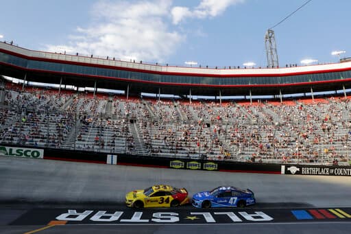 Michael McDowell y Ricky Stenhouse Jr. corren durante una carrera de autos del NASCAR All-Star Open en Bristol Motor Speedway en Bristol, Tenn, el miércoles 15 de julio de 2020.