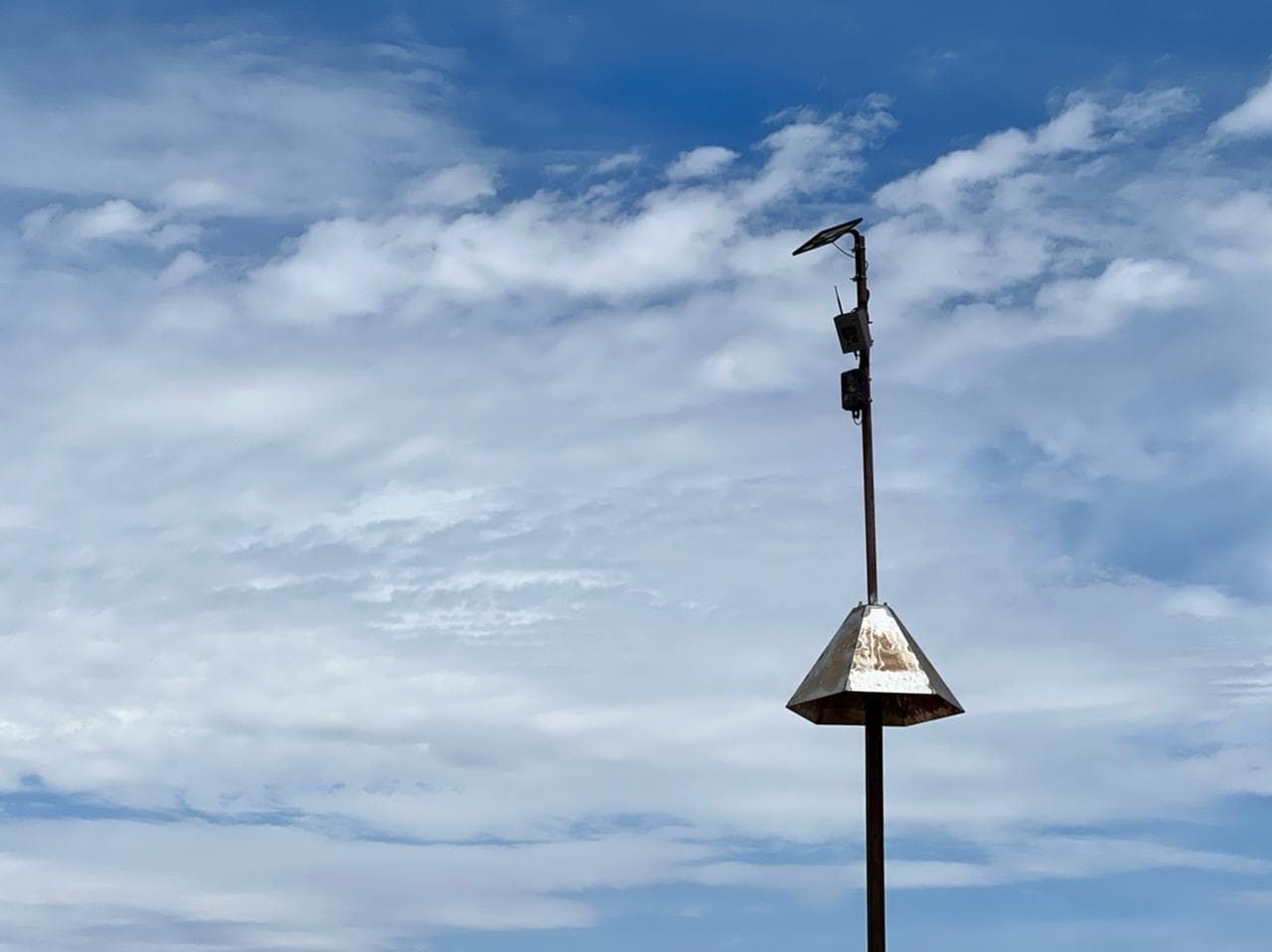 La Patrulla Fronteriza
<b> </b>vigila a lo largo del muro fronterizo, donde también se han instalado 
<b>torres de auxilio </b>para los inmigrantes que no pueden continuar.