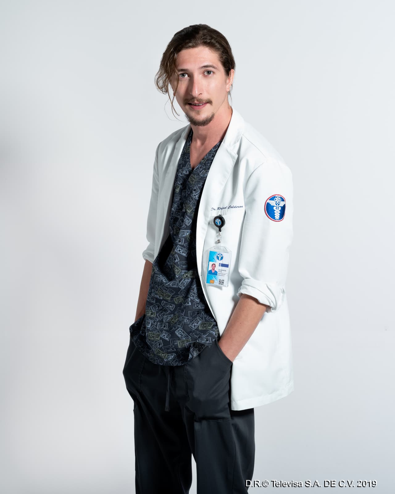 Federico Ayos se encargará del papel de Rafael Calderón, un anestesiólogo experimentado y muy bueno en el quirófano para evitar que los pacientes sufran. Su carisma resultar´´a irresistible para muchas mujeres, lo que lo volverá un casanova sin remedio. No obstante, su incapacidad para comprometerse viene de una dura traición que sufrió en el pasado, algo que su atracción por Cinthia podría cambiar.