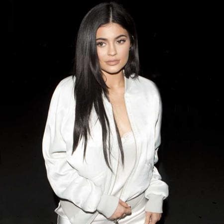 Kylie Jenner le pidió a Kim Kardashian que dejara 
<b><a href="https://www.univision.com/famosos/atacada-por-el-mundo-asi-se-sintio-jordyn-woods-tras-el-escandalo-por-el-engano-con-el-ex-de-khloe-kardashian-fotos" target="_blank">la guerra de palabras contra Jordyn Wooods</a></b>: “Siento que somos más grandes que esto, somos mejores que esto. Tengo ganas de llamarla o hablar con ella en persona (con Jordyn)... Simplemente 
<b>no necesitamos intimidar a nadie</b>", dice Kylie a Kim en un momento del episodio.