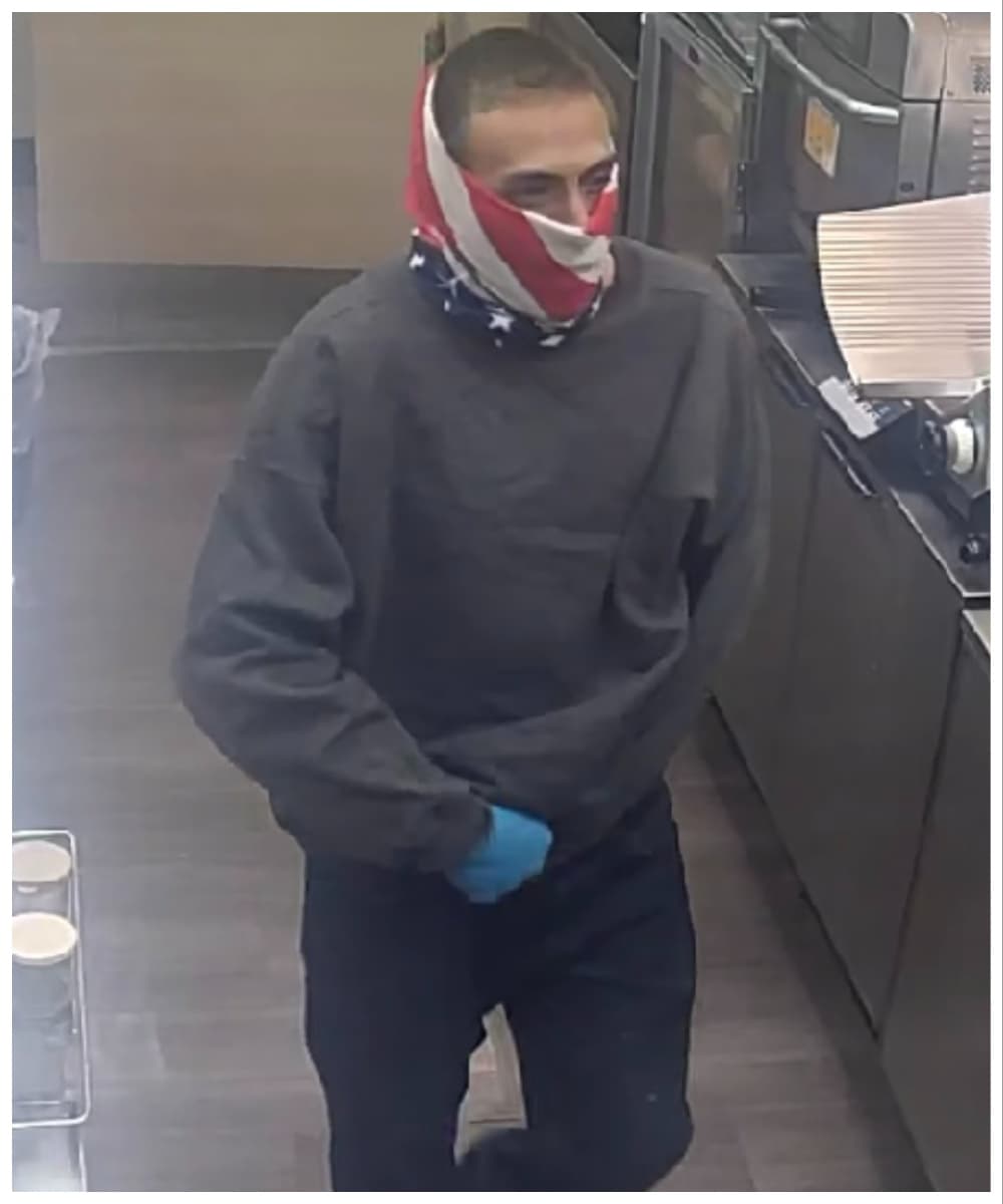 El otro sospechoso tenía una mascada de la bandera de E.U. para cubrir su rostro. Las autoridades piden a la población si los reconoce, haga su denuncia al Departamento.