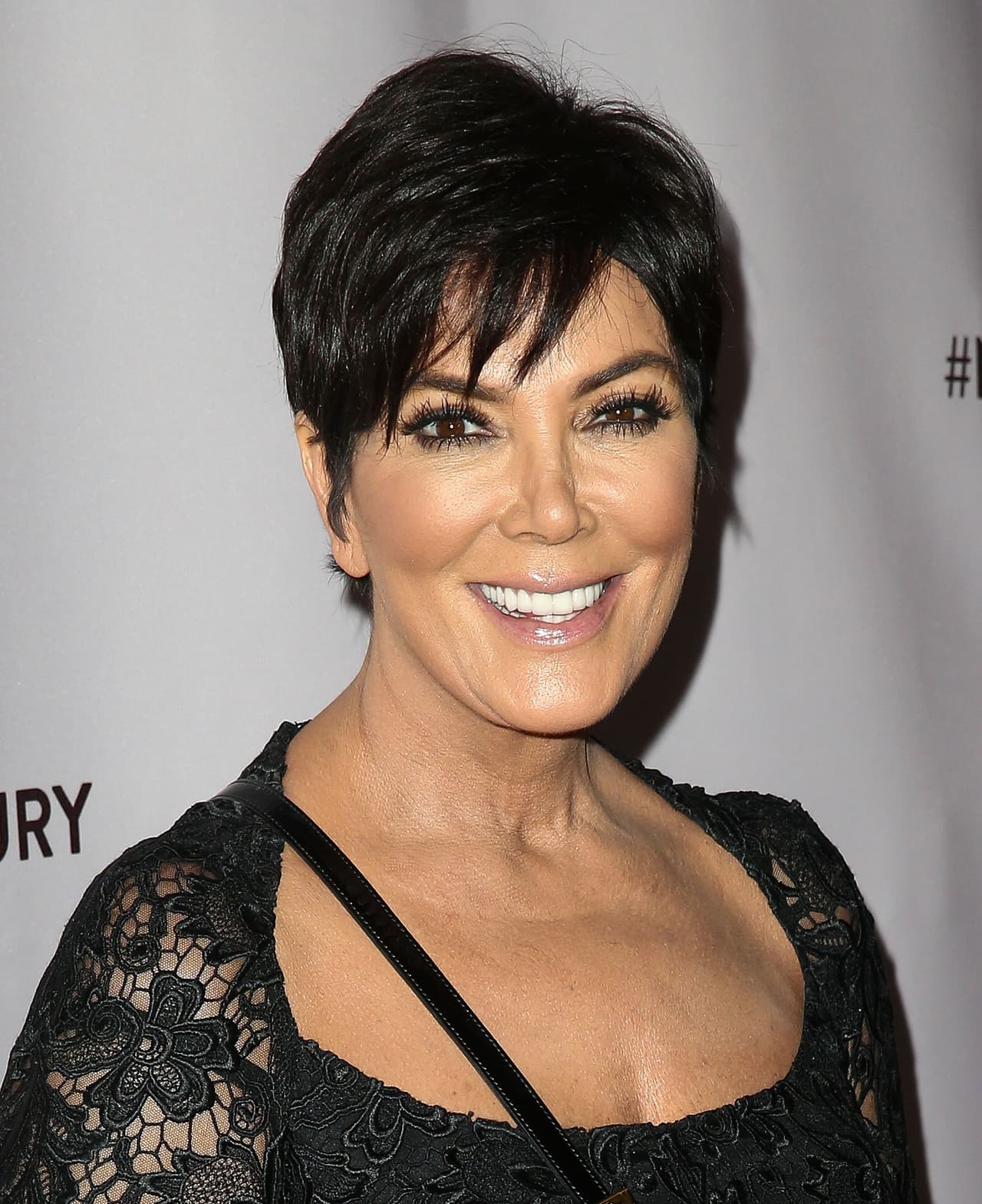 La empresaria le confesó a Ellen DeGeneres que un día ella y su ex tuvieron relaciones sexuales mientras su hija Khloé Kardashian, de entonces 10 años, estaba debajo de la cama. 
<br>