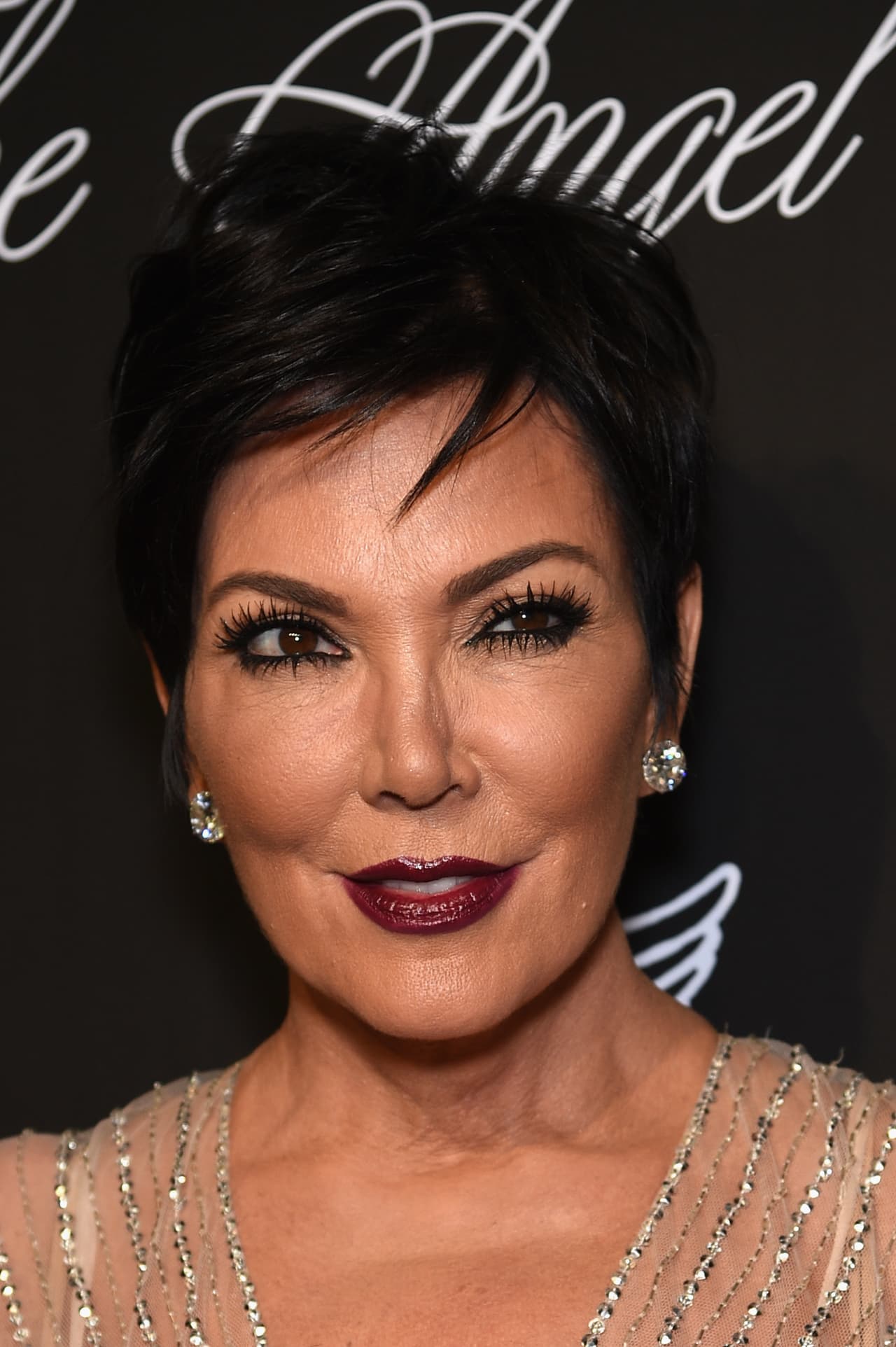 "Cuando amo, 
<b><a href="https://www.univision.com/famosos/es-perfecto-kris-jenner-relata-lo-orgullosa-que-esta-del-cuarto-hijo-de-kim-kardashian-fotos" target="_blank">amo mucho</a></b>. Y me comprometo. Espero mucho y pongo la vara alta... daré todo lo que tengo: física, emocional, espiritual, financieramente, me comprometo", escribió Kris en la revista.