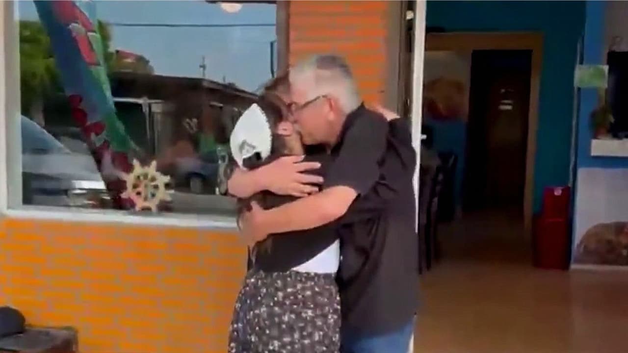 Hija viaja horas para reencontrarse con sus padres en México: La historia de una familia separada por la deportación