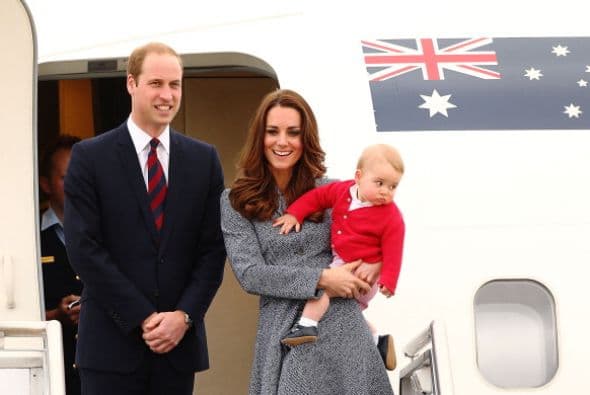 Kate Middleton y el príncipe William dejan la base aérea hacia Reino Unido después de su visita a Australia.