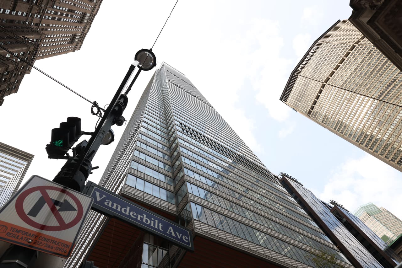 El edificio se abre en medio de la pandemia del coronavirus, cuando muchos empleados de la ciudad trabajan desde casa.