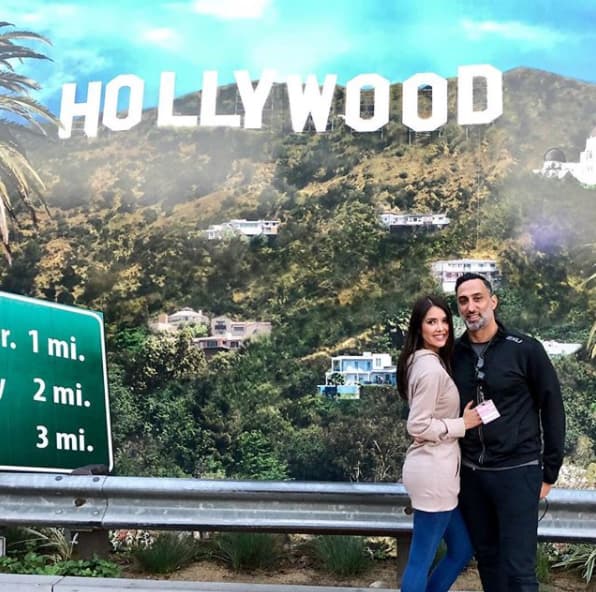 La pareja inició su viaje en Los Ángeles, California y, para recordar su visita, se tomaron una foto con la imagen donde se puede ver el famoso letrero de Hollywood.
