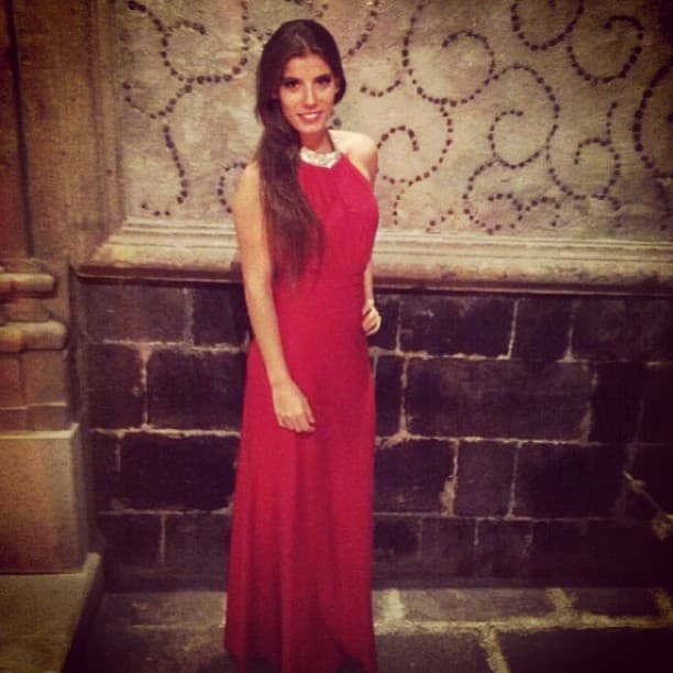 Una mujer llena de elegancia y glamour.