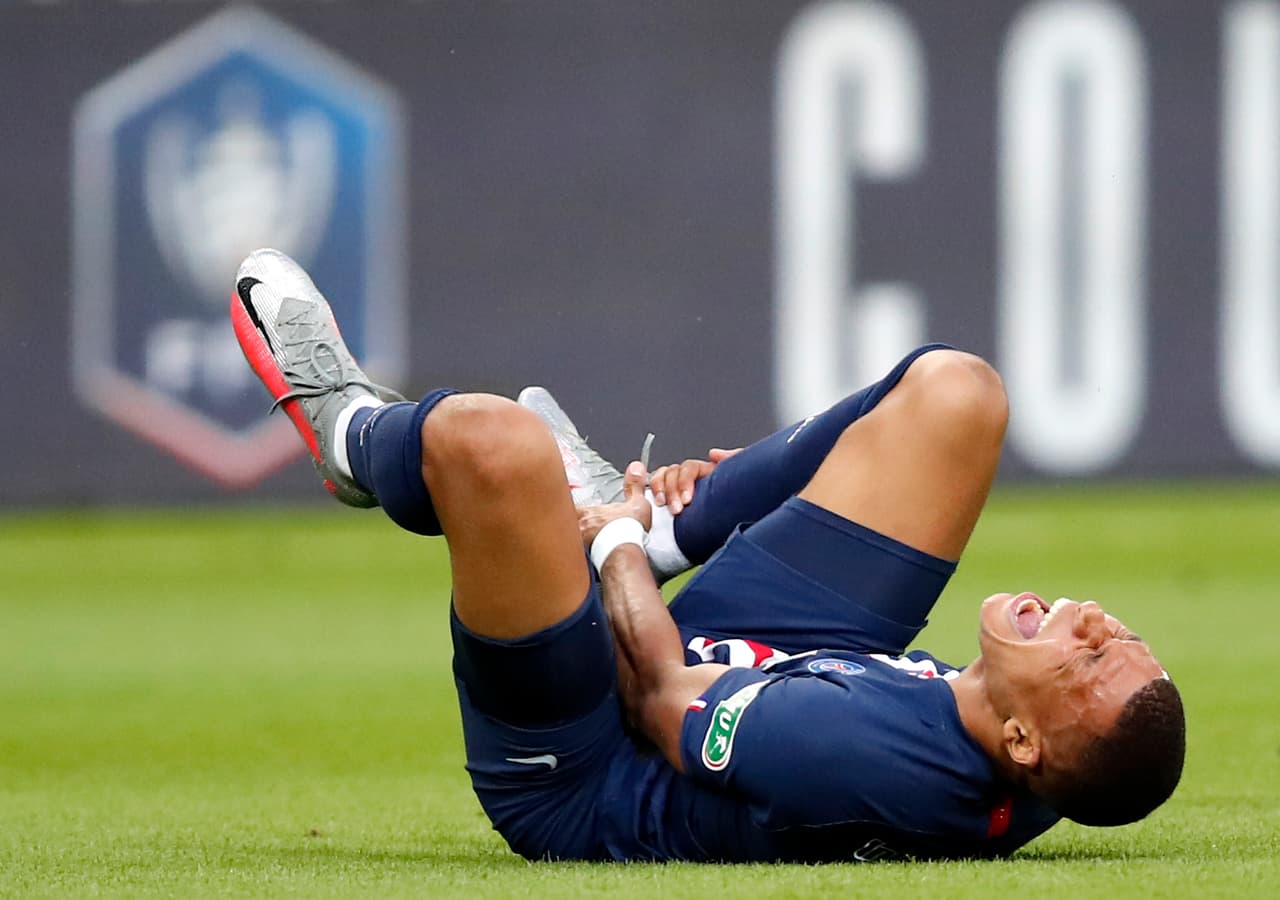 Mbappé no pudo continuar en el juego tras la lesión. En su lugar ingresó Pablo Sarabia.