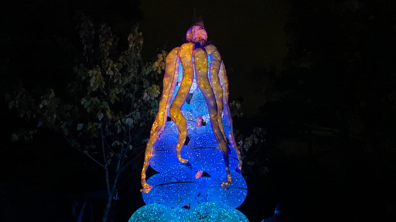 Mientras hace eso, seguramente se encontrará con muchos artistas sobre pilotes, así como magos de burbujas que se verán en todo el zoológico.