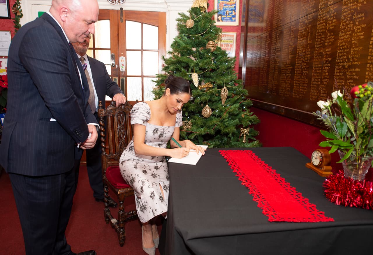 Una de las que más destacó fue una esfera de papel que Meghan hizo y en la cual escribió: “Feliz Navidad. Con amor, Meghan”, con su ya famosa caligrafía, según destacó el Daily Mail.
<br>