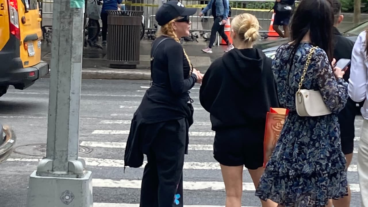 Esta es la foto que muestra a Madona caminando por NYC un día antes de que fuera internada de emergencia, según aseguran medios como Page Six y el Daily Mail.