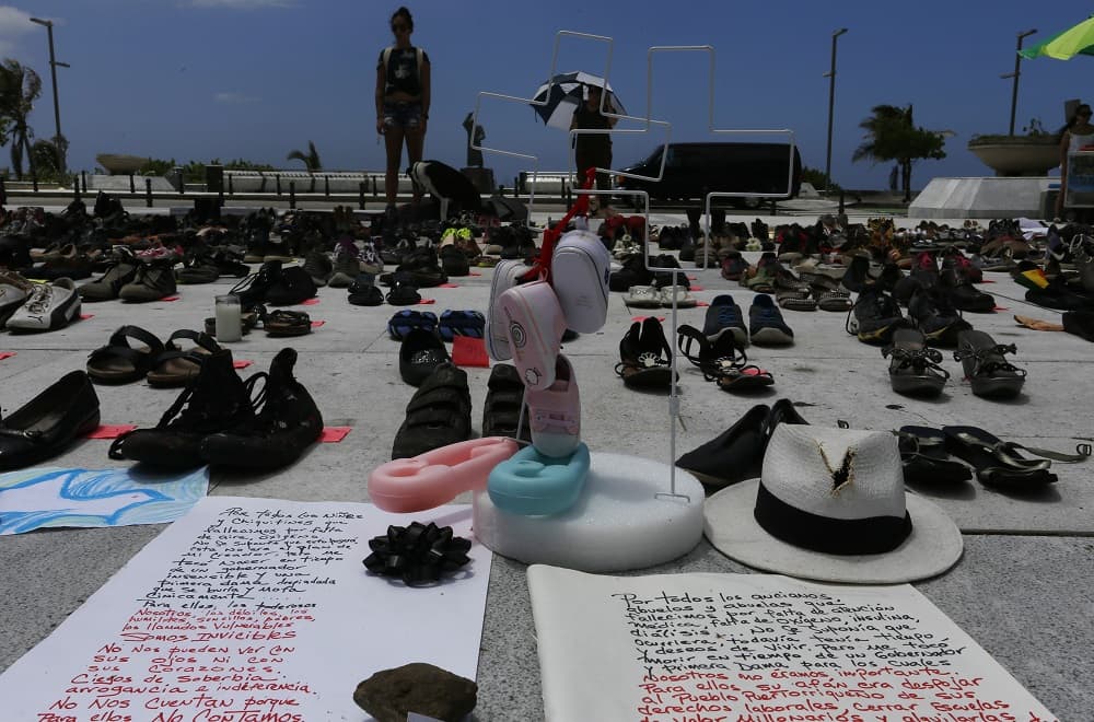La protesta, que comenzó el viernes, se llevó al frente de la sede de la Legislatura puertorriqueña. Los ciudadanos colocaron zapatos de diferentes tamaños, desde pequeños de niños, así como sandalias, calzado deportivo, de lujo, botas y tacones.