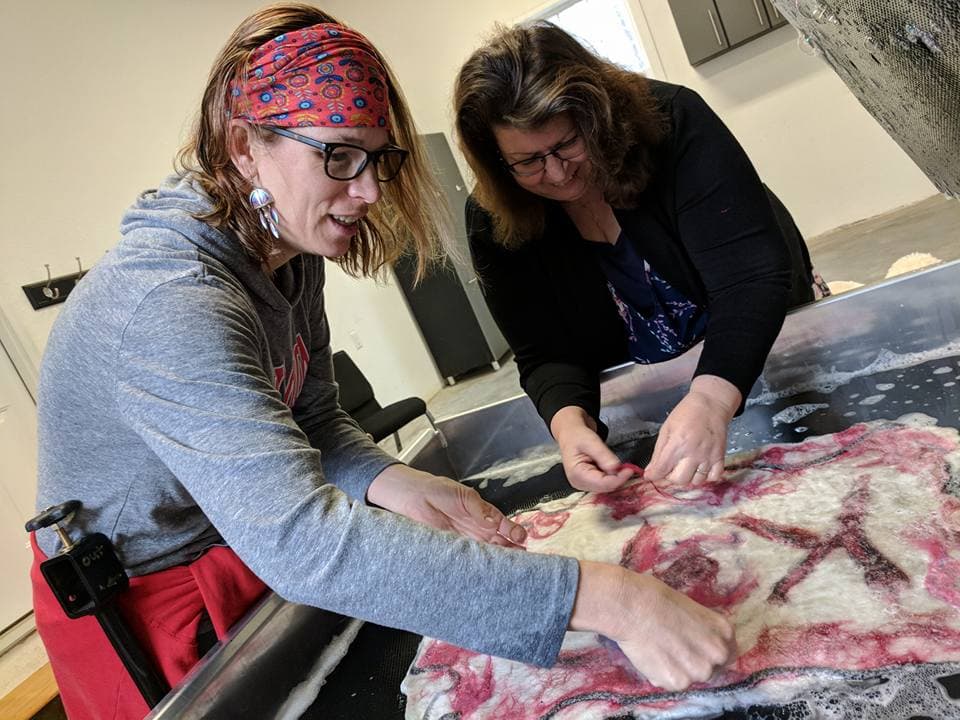 La granja ofrece recorridos, clases y una tienda en línea con los productos de fibra de alpaca natural los cuales -según sus promotores- son ecológicos, biodegradables y renovables.