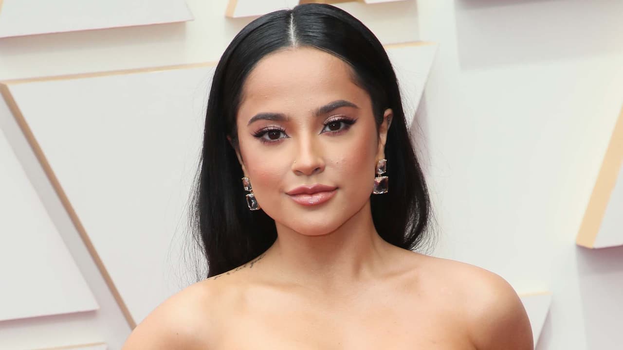 Becky G en incómodo momento con un hombre: esta fue su reacción cuando la abraza