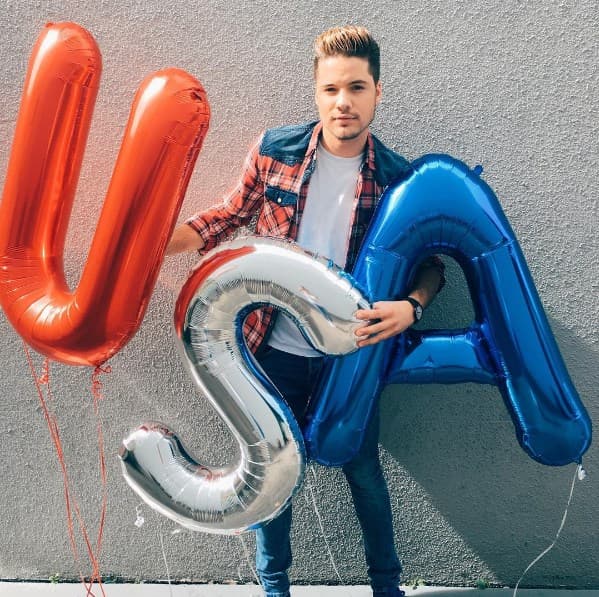 Nuestro querido William alistaba la decoración para el festejo.