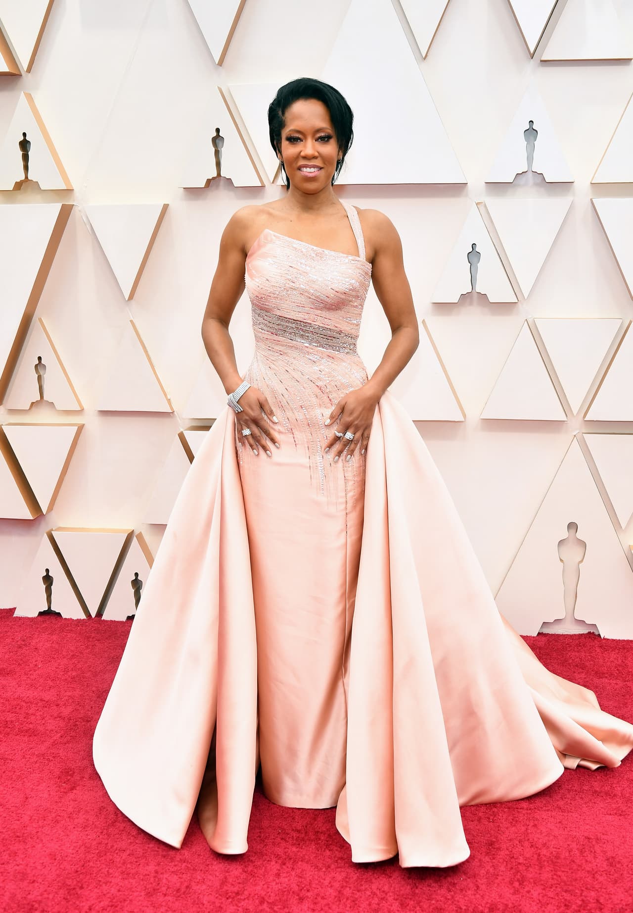 La actriz Regina King llegó al Dolby Theatre utilizando un vestido Versace.